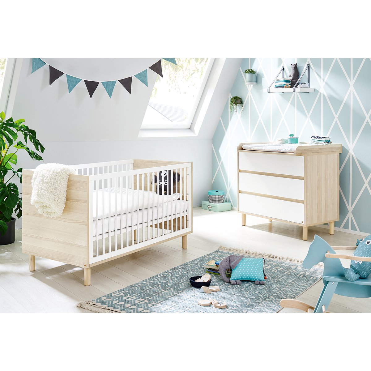 Starter set 'Flow' wide
 2 parts: cot, wide changing table