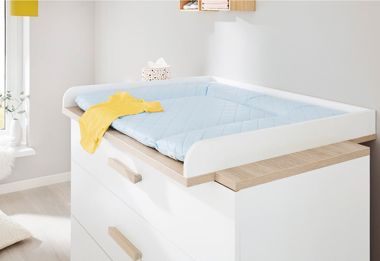 Kinderzimmer 'Lumi' extra breit
3-teilig: Kinderbett, extra breite Wickelkommode, 2-türiger Kleiderschrank