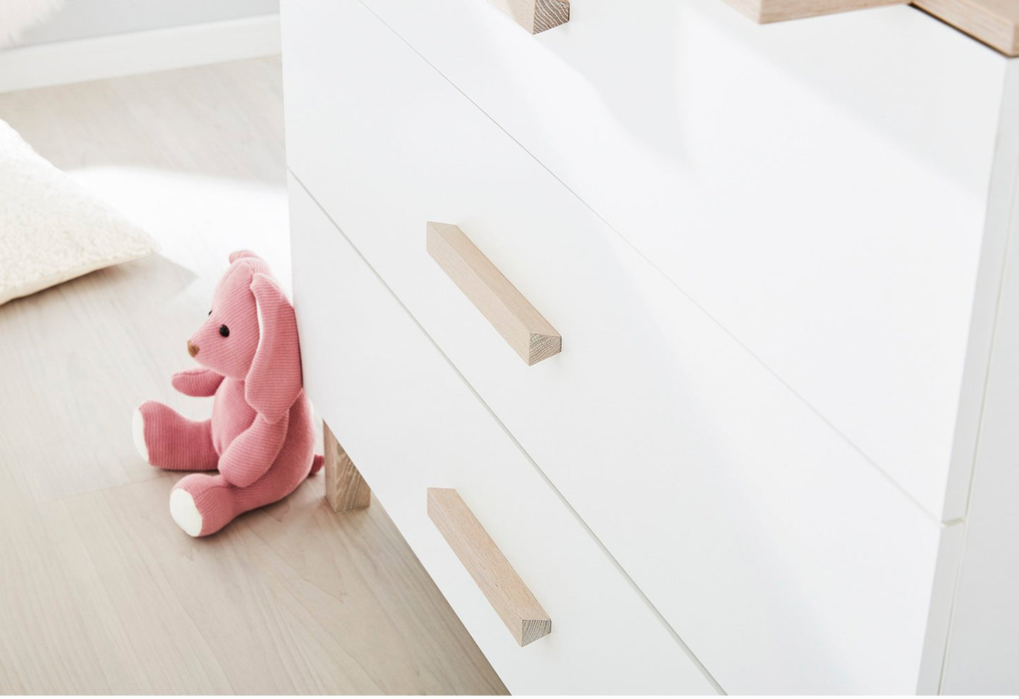 Kinderzimmer 'Lumi' extra breit groß
3-teilig: Kinderbett, extra breite Wickelkommode, großer Kleiderschrank