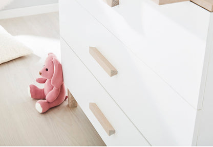 Kinderzimmer 'Lumi' extra breit groß
3-teilig: Kinderbett, extra breite Wickelkommode, großer Kleiderschrank