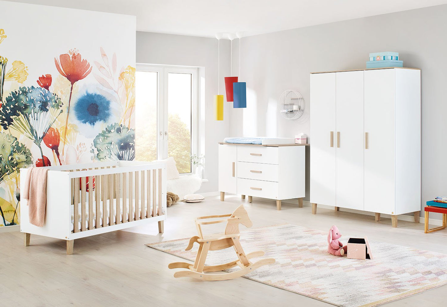 Kinderzimmer 'Lumi' extra breit groß
3-teilig: Kinderbett, extra breite Wickelkommode, großer Kleiderschrank