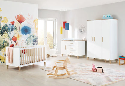 Kinderzimmer 'Lumi' extra breit groß
3-teilig: Kinderbett, extra breite Wickelkommode, großer Kleiderschrank