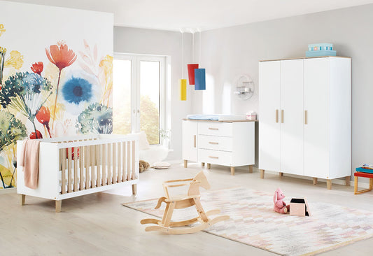 Kinderzimmer 'Lumi' extra breit groß
3-teilig: Kinderbett, extra breite Wickelkommode, großer Kleiderschrank