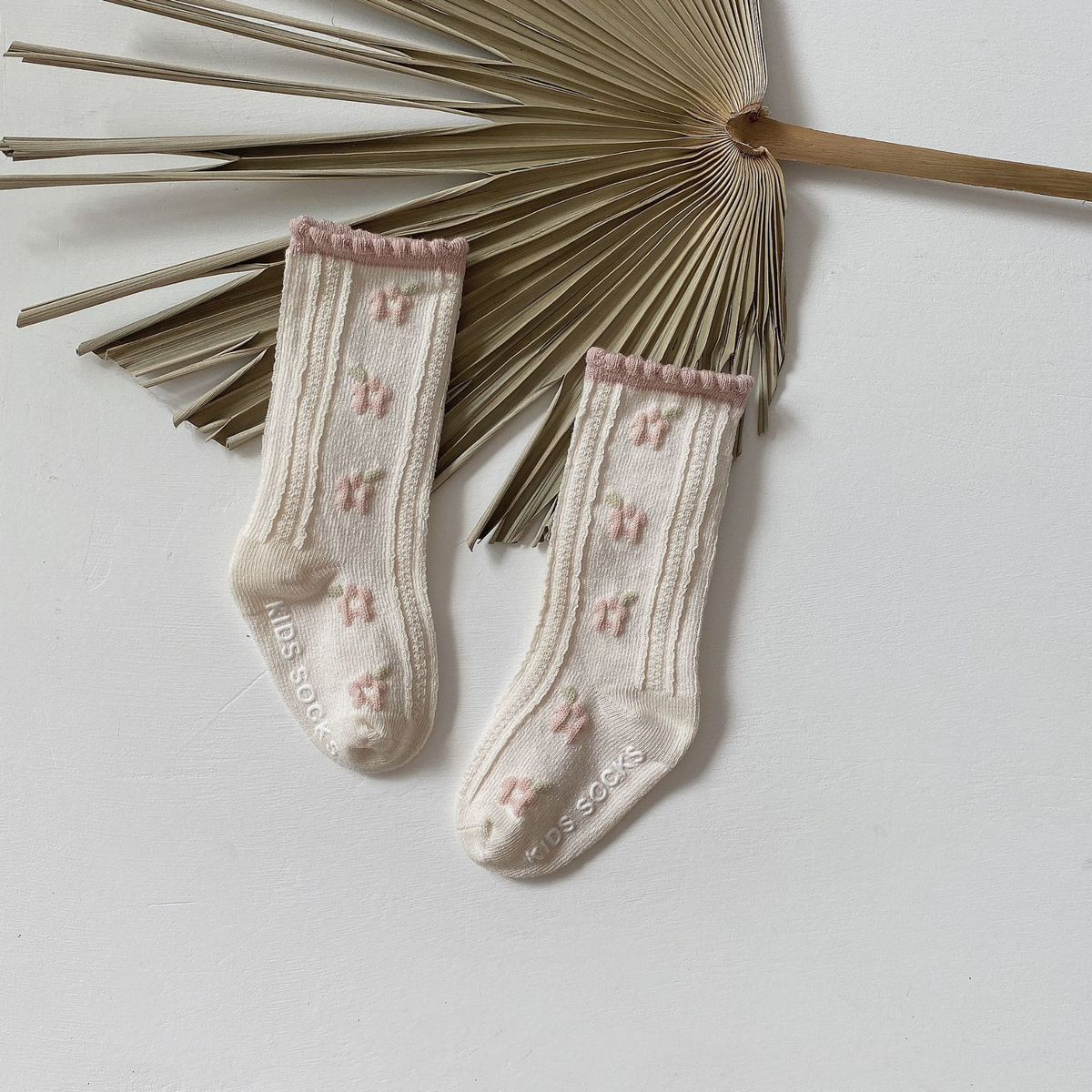 Annie & Charles® geblümte Socken