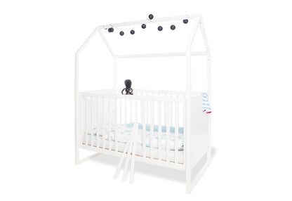 Kinderzimmer 'Hilda & Riva' breit, weiß
3-teilig: Hausbett, breite Wickelkommode, 2-türiger Kleiderschrank