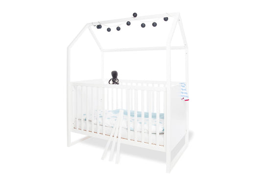 Kinderzimmer 'Hilda & Riva' breit, weiß
3-teilig: Hausbett, breite Wickelkommode, 2-türiger Kleiderschrank