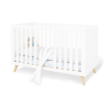 Kinderzimmer 'Move' breit groß, inkl. Wandregal
4-teilig: Kinderbett, breite Wickelkommode, großer Kleiderschrank, Wandregal