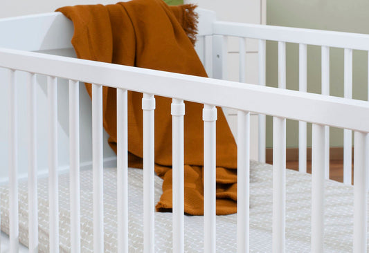 Baumschule 'Viktoria' breit
3-teilig: Kinderbett, breite Wickelkommode, 2-türiger Kleiderschrank