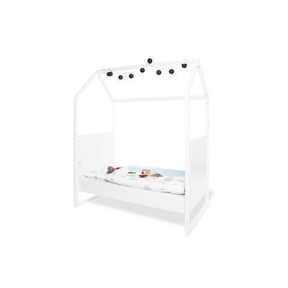 Kinderzimmer 'Hilda & Pan' extrabreit, weiß, inkl. Wandregal
4-teilig: Hausbett, extra breite Wickelkommode, 2-türiger Kleiderschrank, Wandregal