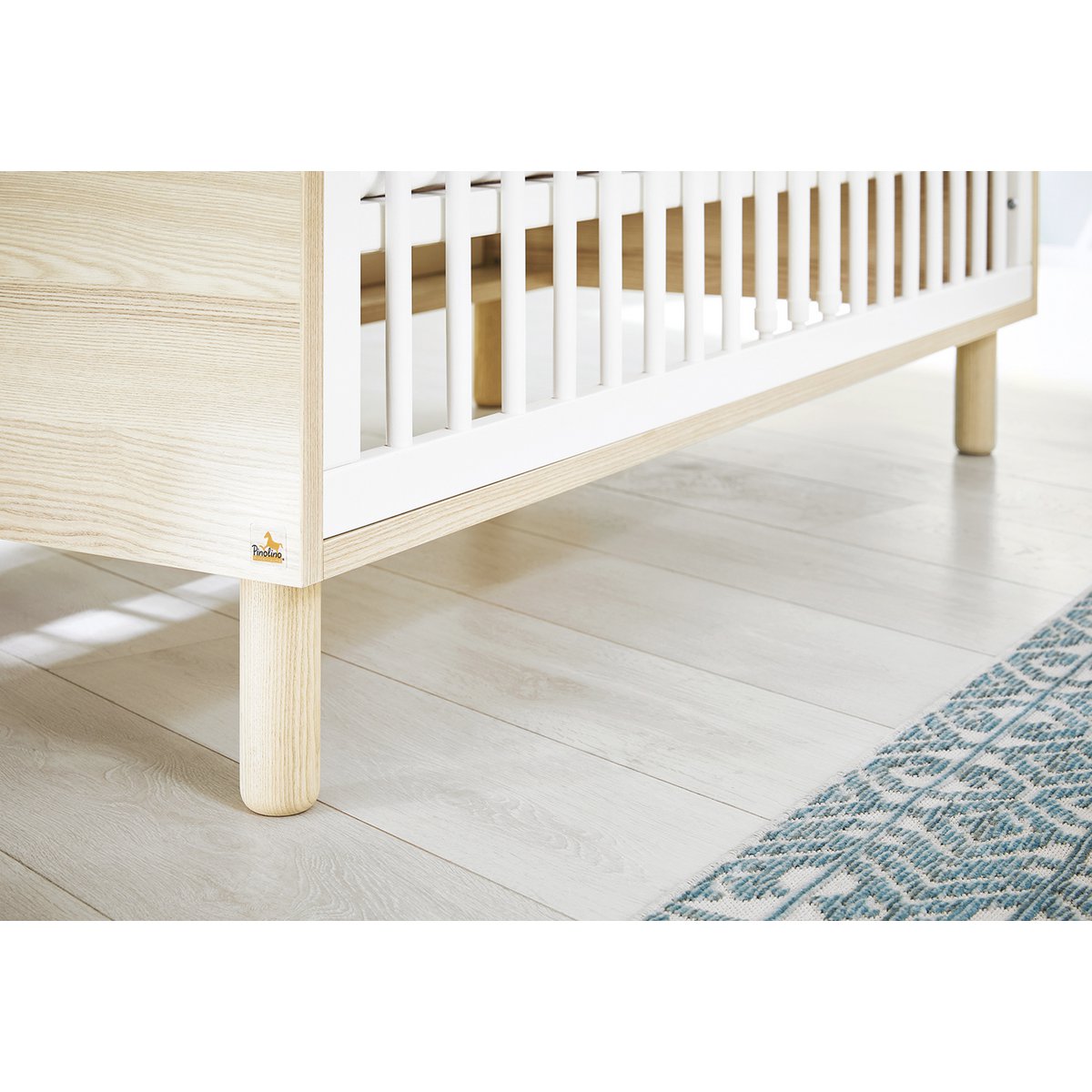 Starter set 'Flow' wide
 2 parts: cot, wide changing table