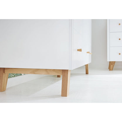 Kinderzimmer 'Pan' breit
3-teilig: Kinderbett, breite Wickelkommode, 2-türiger Kleiderschrank