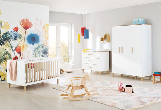 Baumschule 'Lumi' breit groß
3-teilig: Kinderbett, breite Wickelkommode, großer Kleiderschrank