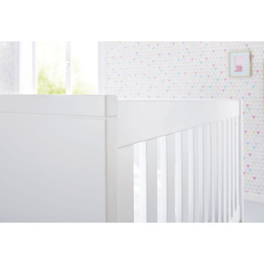 Kinderzimmer 'Riva' extrabreit, inkl. Wandregal
4-teilig: Kinderbett, extra breite Wickelkommode, 2-türiger Kleiderschrank, Wandregal