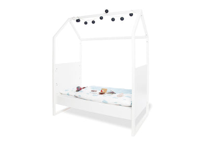 Kinderzimmer 'Hilda & Riva' breit, weiß
3-teilig: Hausbett, breite Wickelkommode, 2-türiger Kleiderschrank