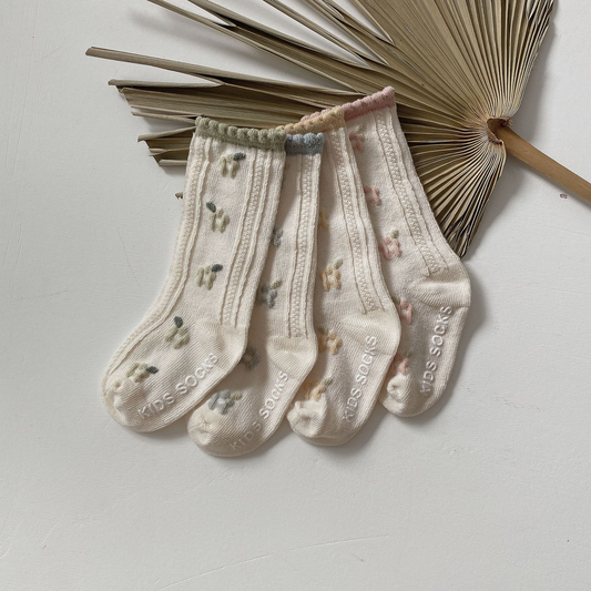 Annie & Charles® geblümte Socken