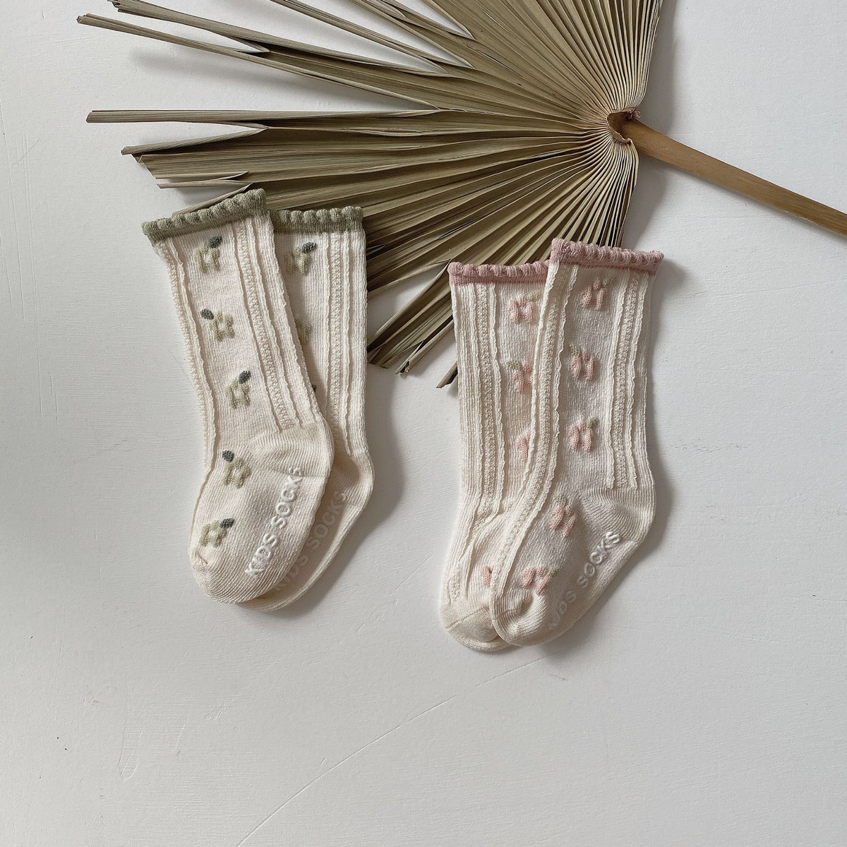 Annie & Charles® geblümte Socken